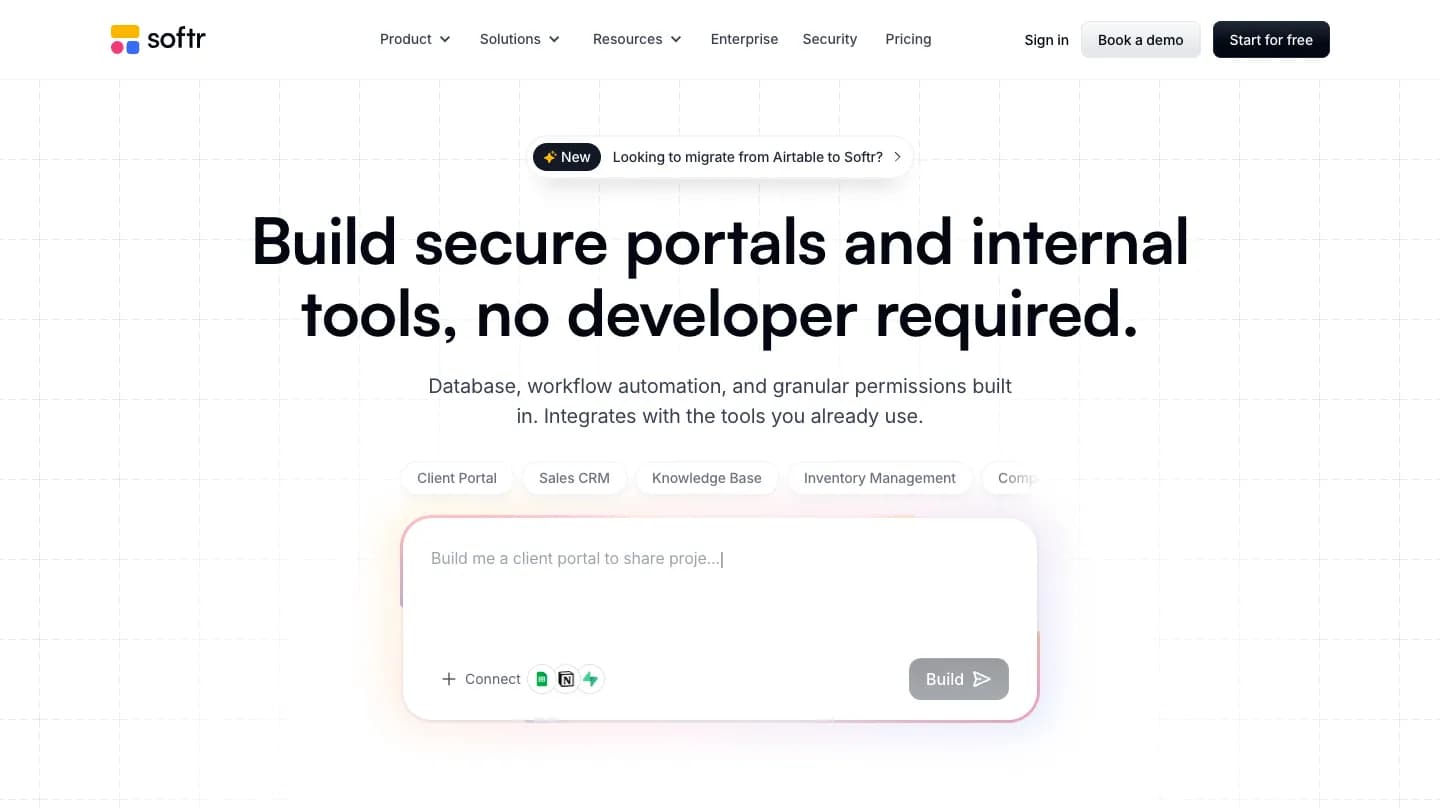 Page d’accueil de Softr : titre « Build secure portals and internal tools, no developer required », sous-titre sur la base de données, l’automatisation et les permissions, exemples Client Portal, Sales CRM, Knowledge Base.