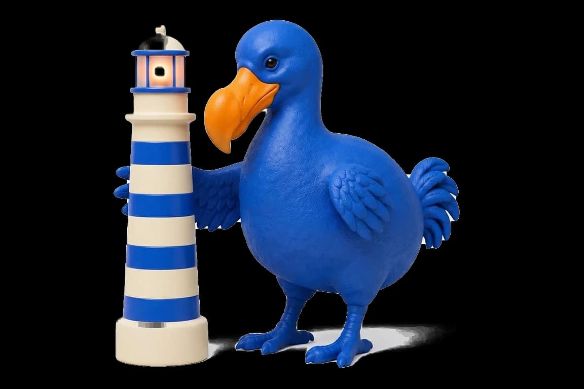 Le dodo bleu pose l’aile sur un petit phare ivoire rayé de cobalt, sa lanterne allumée.