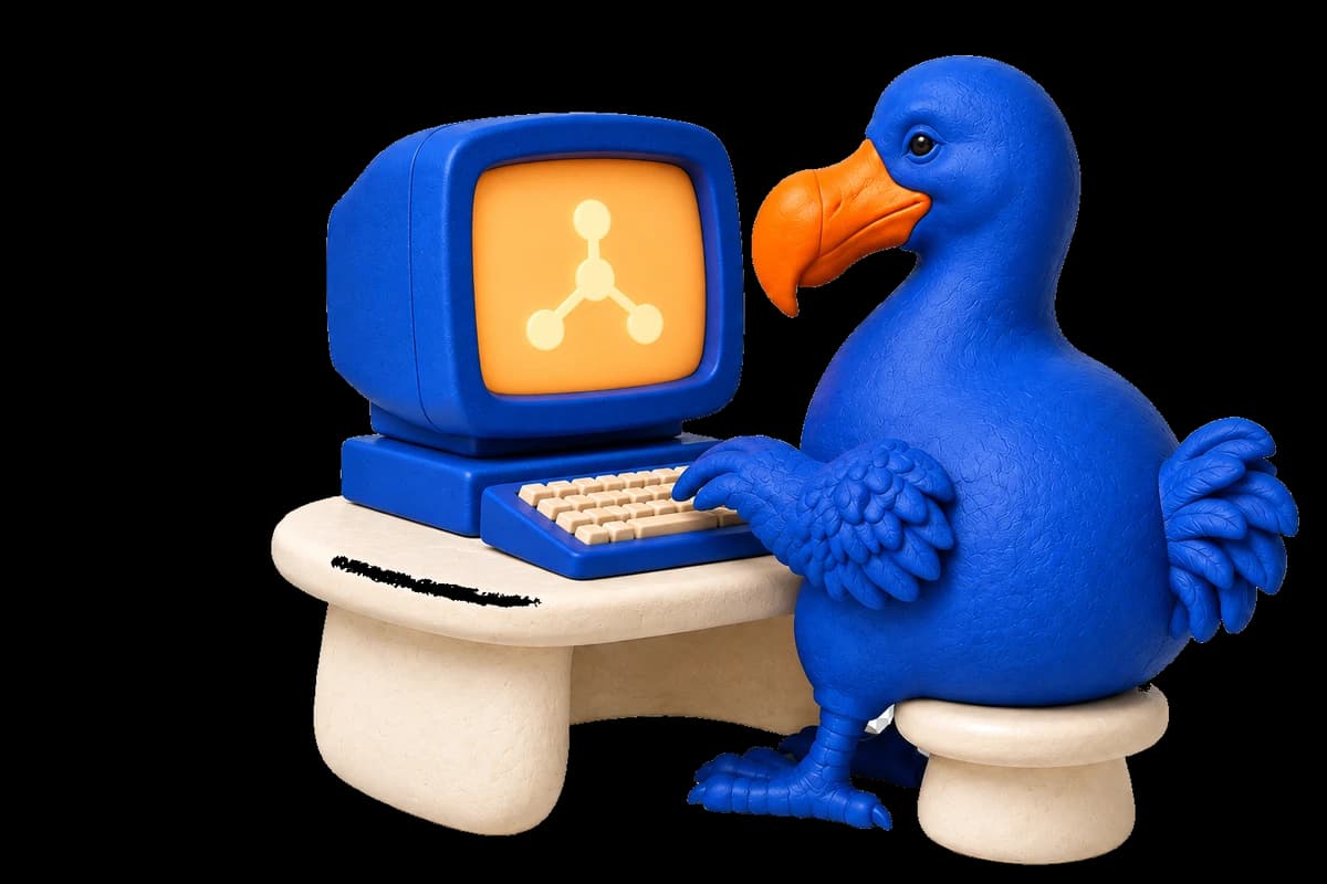 Dodo bleu en céramique devant un ordinateur à écran cathodique