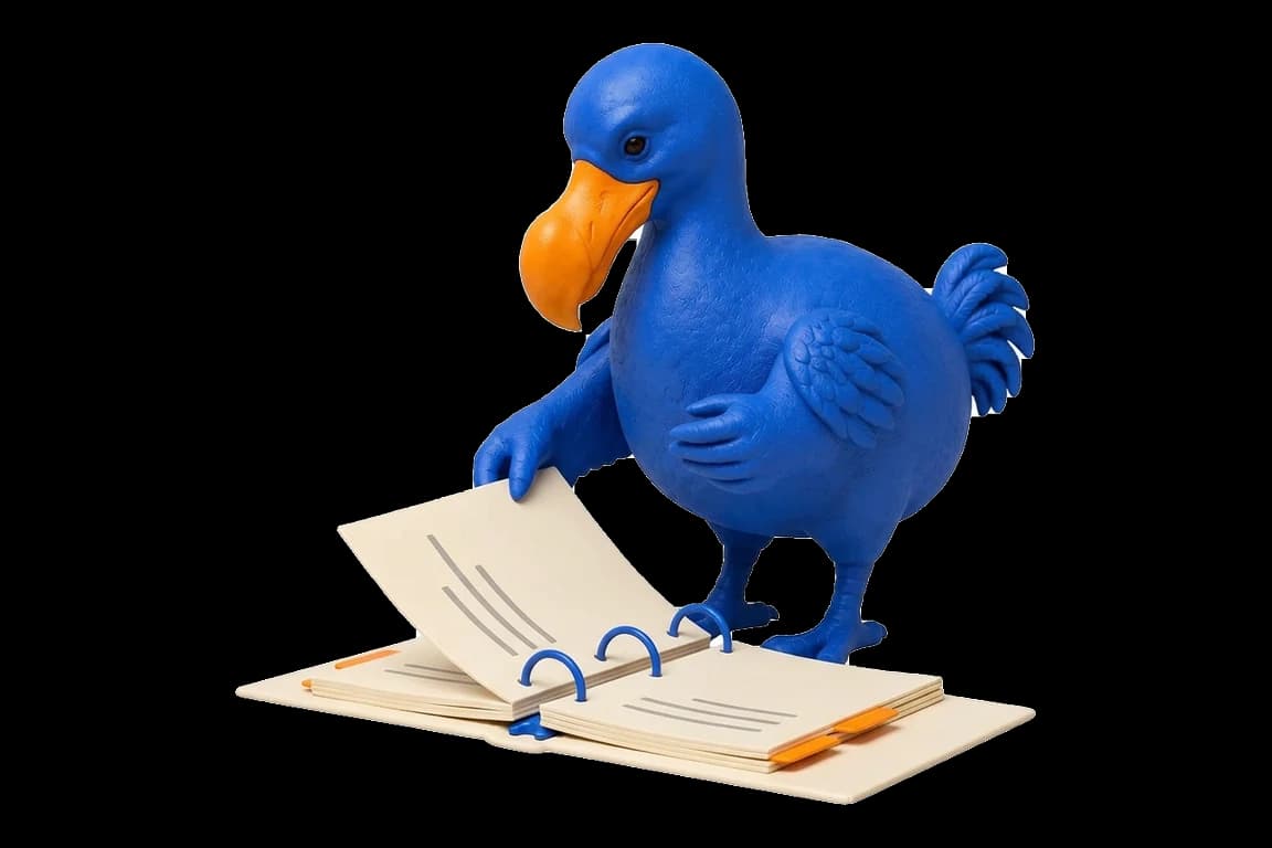 Le dodo bleu tourne les feuilles d’un classeur ivoire à anneaux cobalt garni d’intercalaires orange.