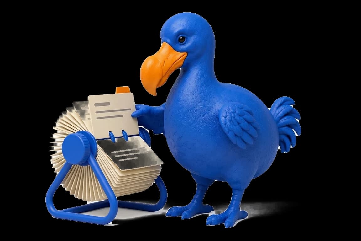 Le dodo bleu feuillette un fichier rotatif cobalt garni de fiches ivoire, l’une marquée d’un onglet orange.