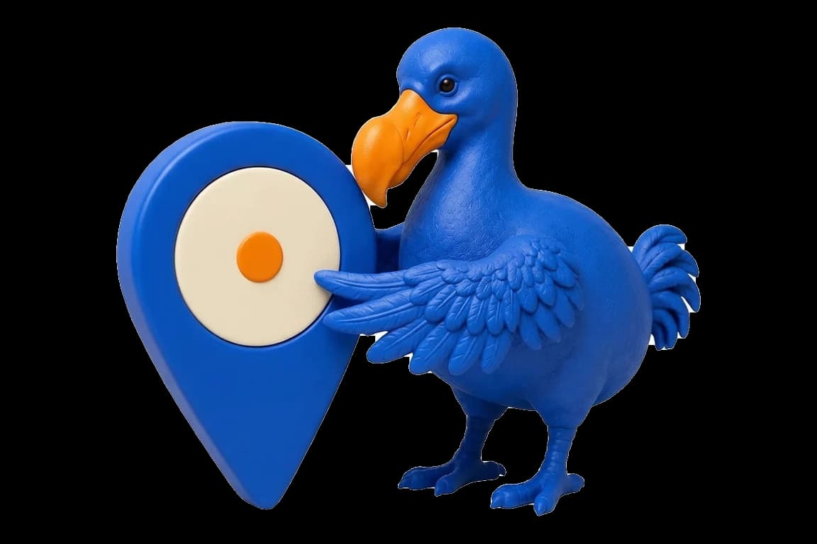 Le dodo bleu ajuste de l’aile un grand repère de carte cobalt au cœur ivoire marqué d’un point orange.