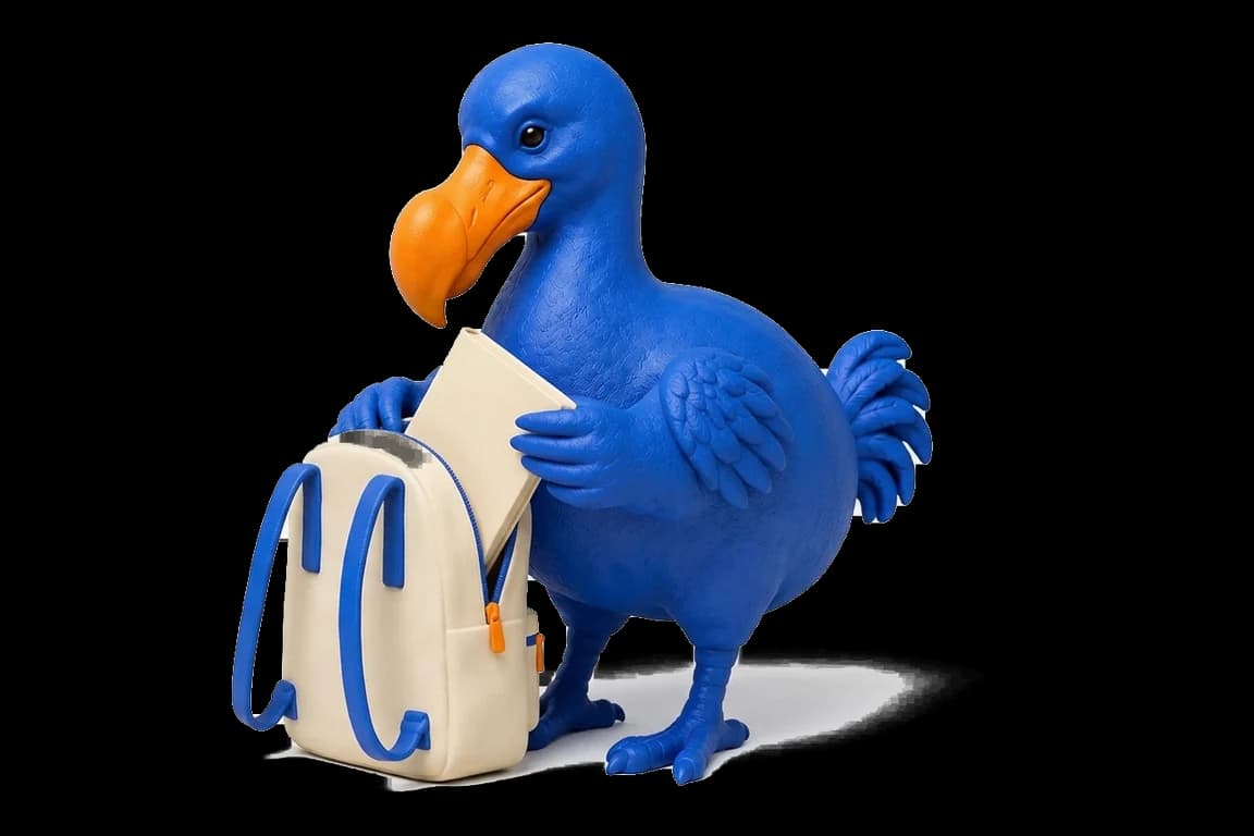 Le dodo bleu glisse un carnet ivoire dans un sac à dos ivoire à bretelles cobalt et tirette orange.