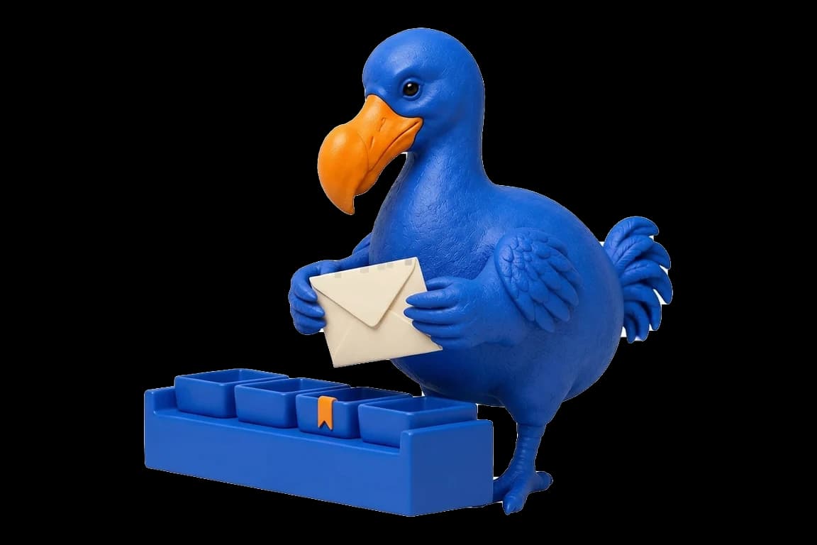 Le dodo bleu glisse une enveloppe ivoire dans l’une de trois corbeilles bleues, l’une marquée d’un onglet orange.